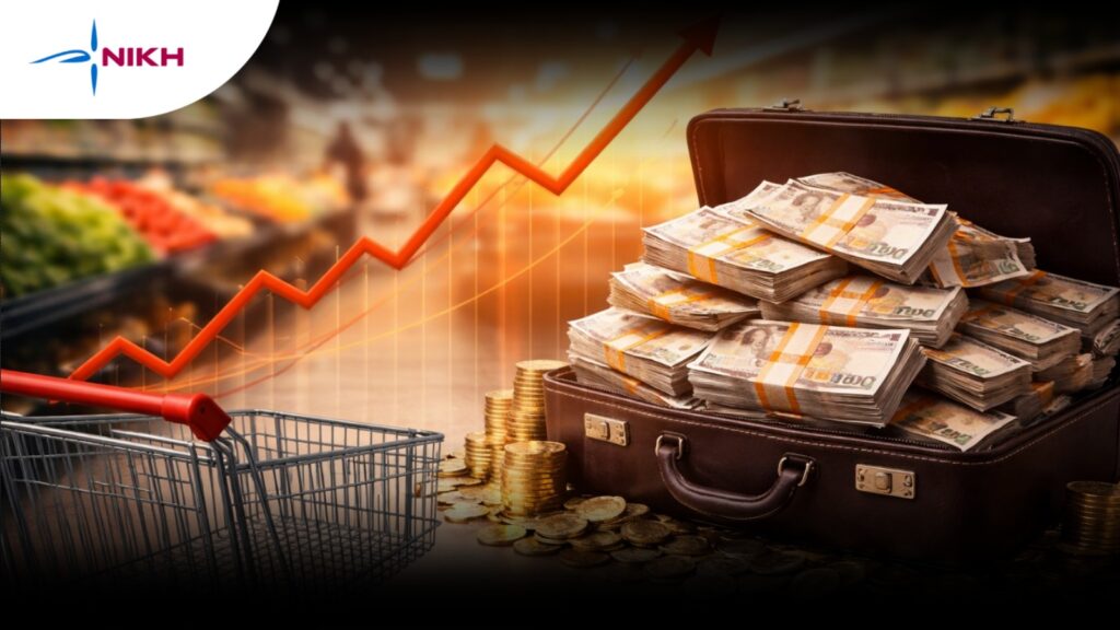 Άδειο καρότσι σούπερ μάρκετ σε πρώτο πλάνο και δίπλα ανοιχτή βαλίτσα γεμάτη δεσμίδες ευρώ και κέρματα, με ανοδικό κόκκινο βέλος στο φόντο, συμβολίζοντας την άνοδο της ακρίβειας και των κρατικών εσόδων