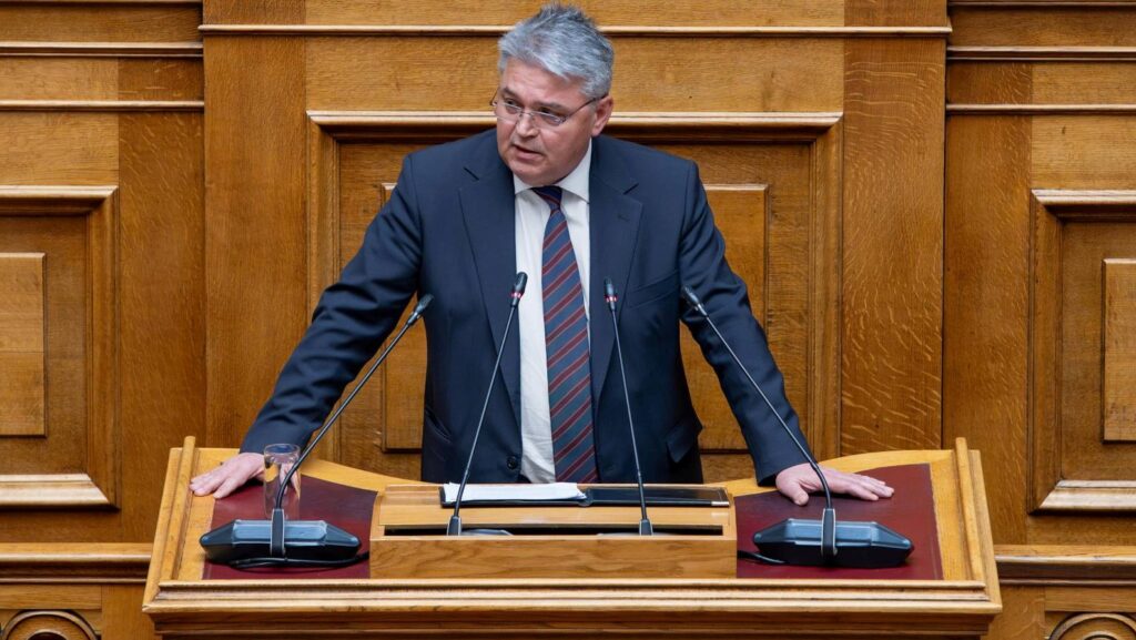 Ο πρόεδρος της ΝΙΚΗΣ Δημήτρης Νατσιός μιλά από το βήμα της Βουλής για ευρωπαϊκές κυρώσεις και προστασία των πολιτών από τα funds