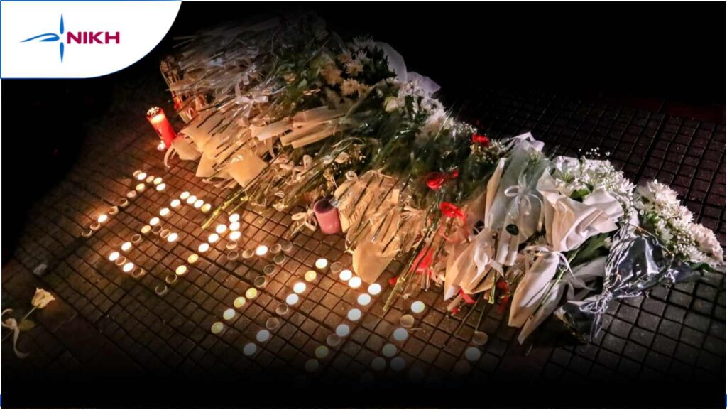 Κεριά και λουλούδια σε μνημείο για τα θύματα των Τεμπών, με πολίτες να αποτίουν σιωπηλό φόρο τιμής