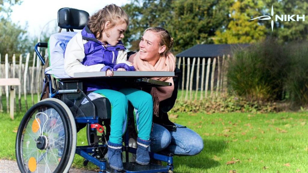 Παιδιά ενός κατώτερου Θεού, τα παιδιά με αναπηρία και τα ανασφάλιστα ανήλικα Παιδί με αναπηρία σε περιβάλλον φροντίδας με γονέα, αναδεικνύοντας την ανάγκη υποστήριξης και πρόσβασης στην υγεία