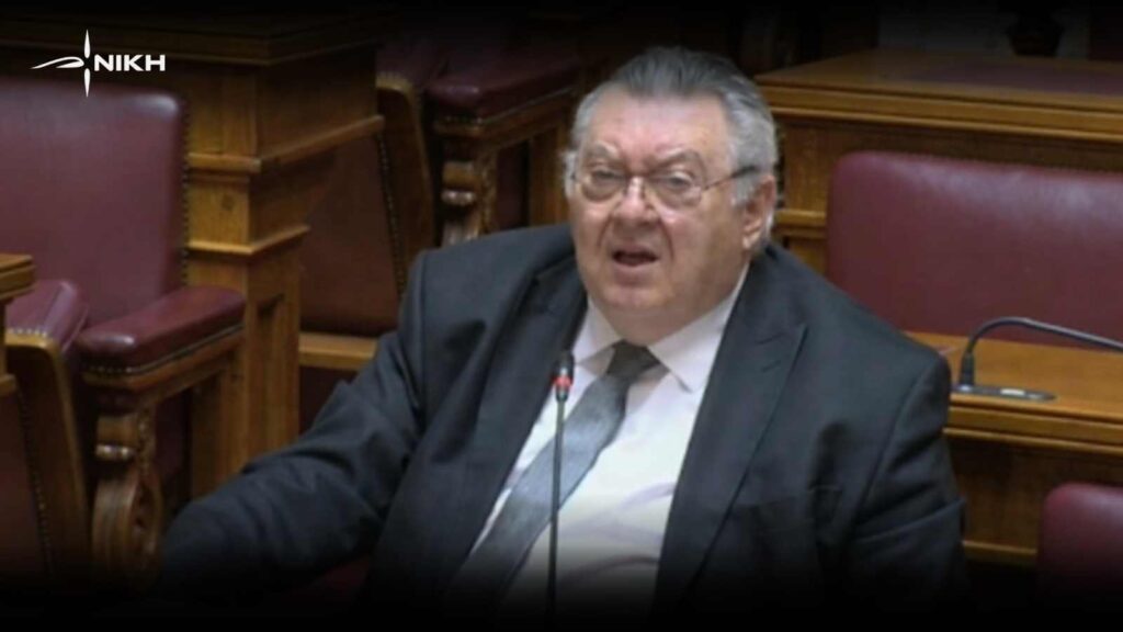 Ο βουλευτής της ΝΙΚΗΣ Τάσος Οικονομόπουλος κατά τη συζήτηση για την ψήφο των αποδήμων, με αναφορές σε γεωπολιτικές εξελίξεις και συνταγματικές ενστάσεις