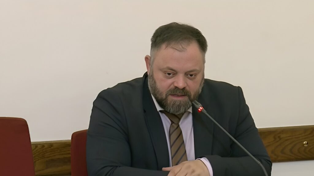 Τσιρώνης: «Εκσυγχρονισμός δεν είναι η εξόντωση των επαγγελματιών και η παράδοση στους ισχυρούς» Ο βουλευτής Αχαΐας της ΝΙΚΗΣ Σπυρίδων Τσιρώνης μιλά στην Επιτροπή Παραγωγής και Εμπορίου της Βουλής, ασκώντας σκληρή κριτική στο νομοσχέδιο για τις μεταφορές, τα ΚΤΕΟ, τα ταξί, την ηλεκτροκίνηση και τις υποδομές.