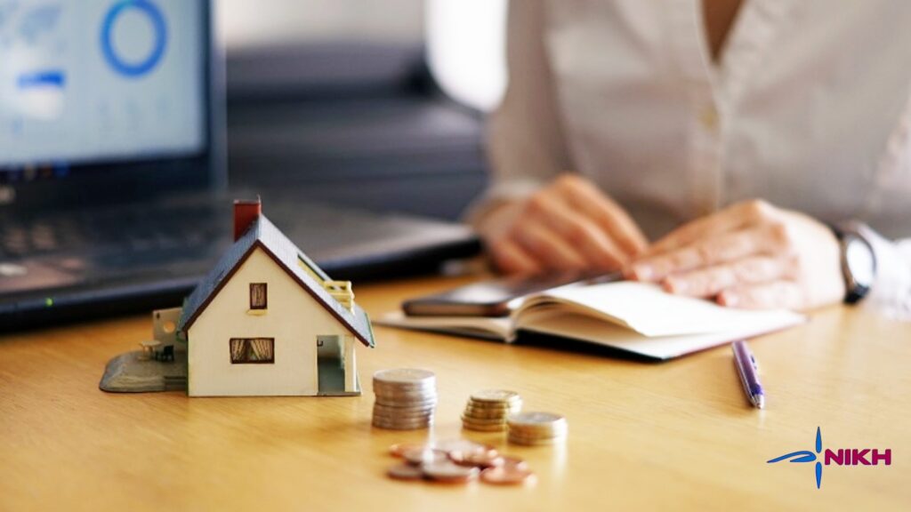 Τα μυθικά κέρδη των funds και servicers πάνω στα ερείπια της Ελληνικής κοινωνίας Συμβολική εικόνα κοινωνικής καταστροφής από funds και servicers, με οικογένεια σε απόγνωση, σπίτι υπό απειλή, χρήματα και ισχυρούς οικονομικούς παράγοντες να κερδίζουν πάνω στην απώλεια περιουσίας