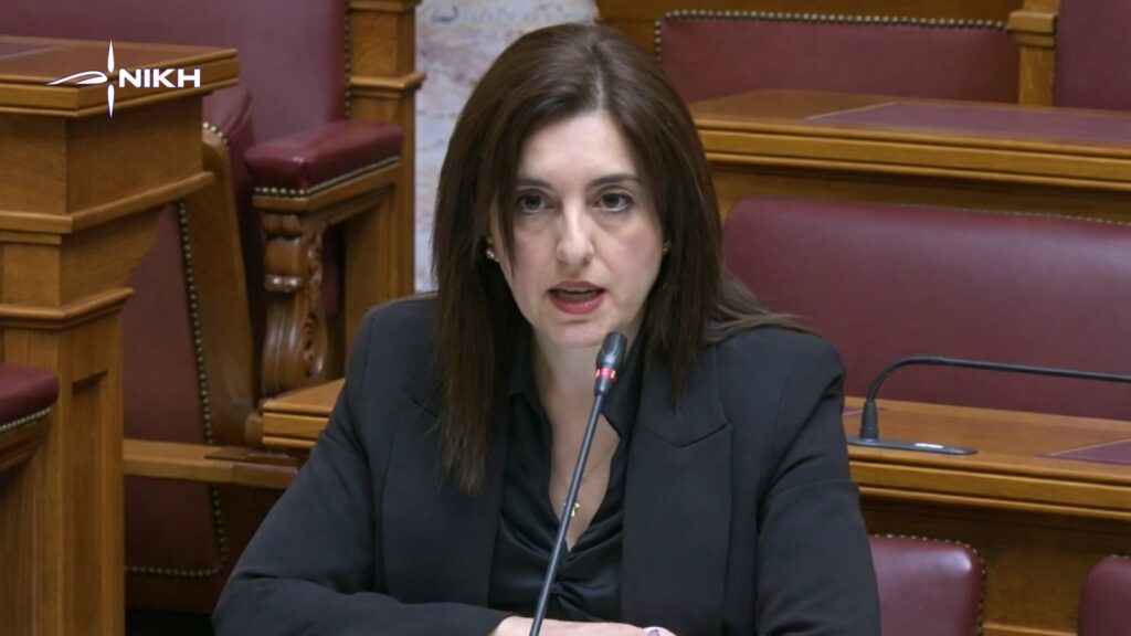 Η βουλευτής της ΝΙΚΗΣ Ασπασία Κουρουπάκη μιλά στην Επιτροπή της Βουλής για τον ΑΣΕΠ, ασκώντας κριτική στην κυβερνητική παρέμβαση στις επιλογές διοικήσεων του Δημοσίου
