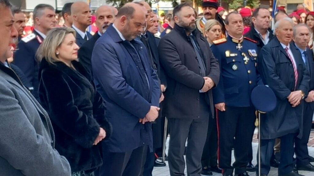 Ο βουλευτής Αχαΐας της ΝΙΚΗΣ, Σπυρίδων Τσιρώνης, καταθέτει στεφάνι στο Μνημείο Πεσόντων Ηρώων στα Καλάβρυτα, στο πλαίσιο των εκδηλώσεων για την 205η Επέτειο της Απελευθέρωσης της Πόλης