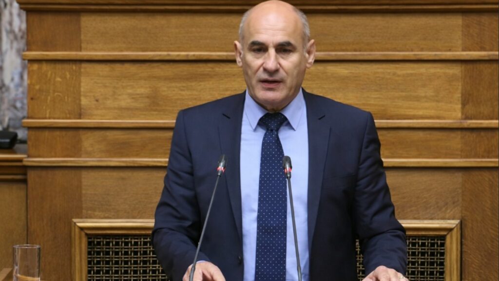 Ο βουλευτής Κατερίνης της ΝΙΚΗΣ, Κομνηνός Δελβερούδης, παρεμβαίνει δυναμικά στη Διαρκή Επιτροπή Παραγωγής και Εμπορίου της Βουλής.