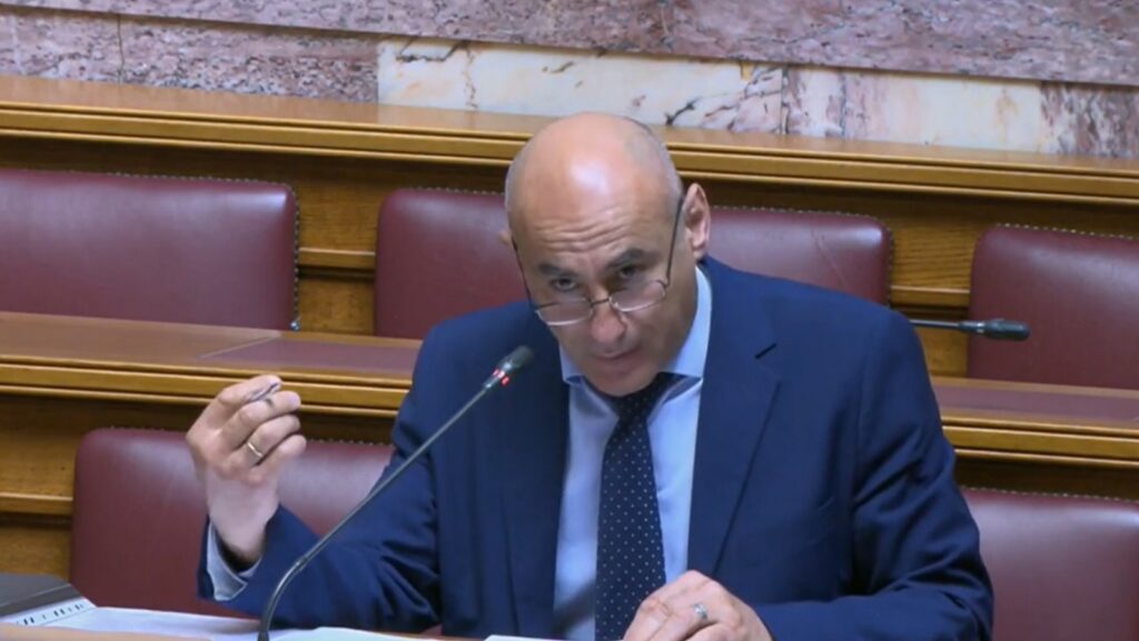 Ο Κομνηνός Δελβερούδης μιλά στη Διαρκή Επιτροπή Παραγωγής και Εμπορίου, ασκώντας κριτική στο πολυνομοσχέδιο για παιδικούς σταθμούς, ελέγχους στην αγορά και επιχειρηματικότητα