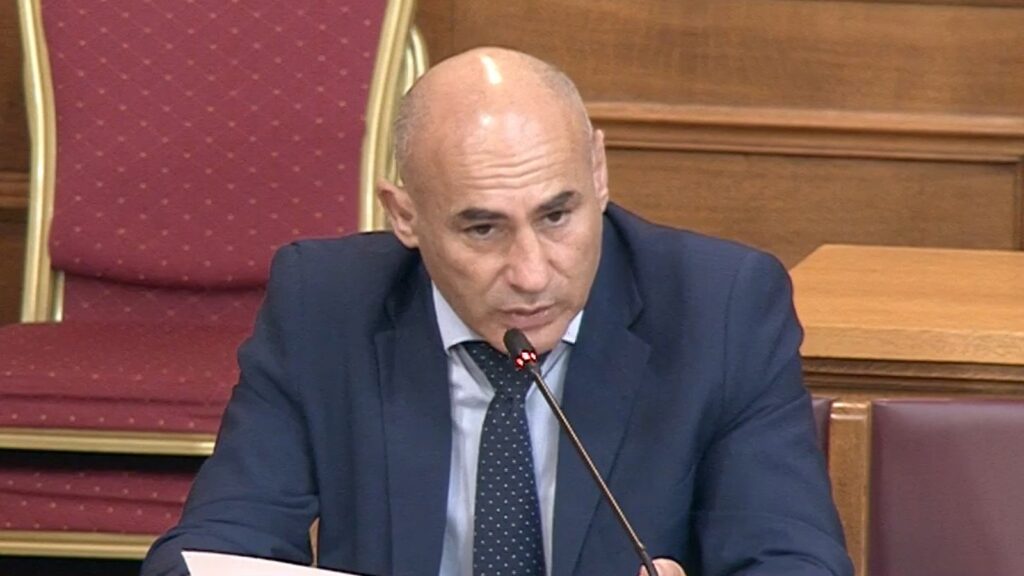 Ο Κομνηνός Δελβερούδης μιλά στη Βουλή, επισημαίνοντας κενά και ασάφειες στο πολυνομοσχέδιο για προσχολική αγωγή, ΑμεΑ, εργασία και επενδύσεις