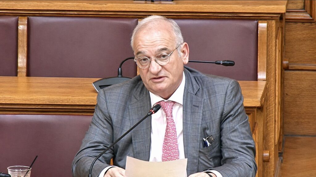 Ο Ανδρέας Βορύλλας καταγγέλλει στη Βουλή τη μείωση των εσόδων του Δημοσίου από τη σύμβαση για τα κρατικά λαχεία και αναδεικνύει την κρίση στέγασης που πλήττει την ελληνική κοινωνία.