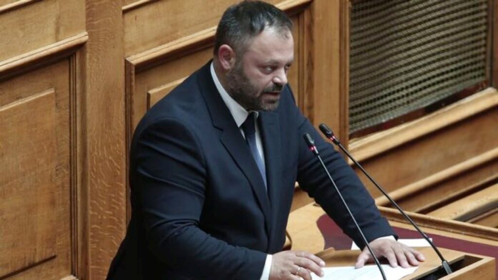 Η ΝΙΚΗ καταγγέλλει το νομοσχέδιο για τις ΑΠΕ ως αντισυνταγματικό και επικίνδυνο για το περιβάλλον. Ο Σπύρος Τσιρώνης μιλά για fast track αδειοδοτήσεις, υποβάθμιση Natura και καταστροφή δασών