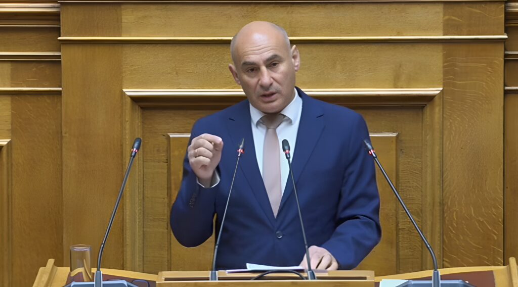 Σκληρή κριτική του Κομνηνού Δελβερούδη στη Βουλή για το πολυνομοσχέδιο περί αγοράς και εποπτείας. Κάνει λόγο για προχειρότητα, αποδυνάμωση της επιθεώρησης εργασίας και επιβαρύνσεις στον πρωτογενή τομέα