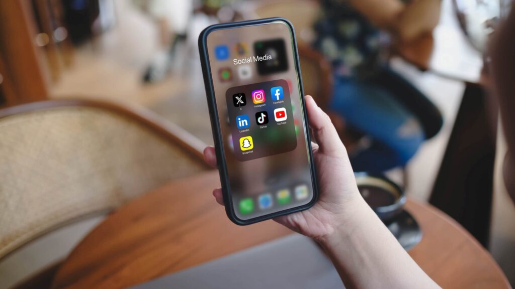 Απαγόρευση των Μέσων Κοινωνικής Δικτύωσης κάτω των 15: Ο «Δούρειος Ίππος» του ψηφιακού ελέγχου