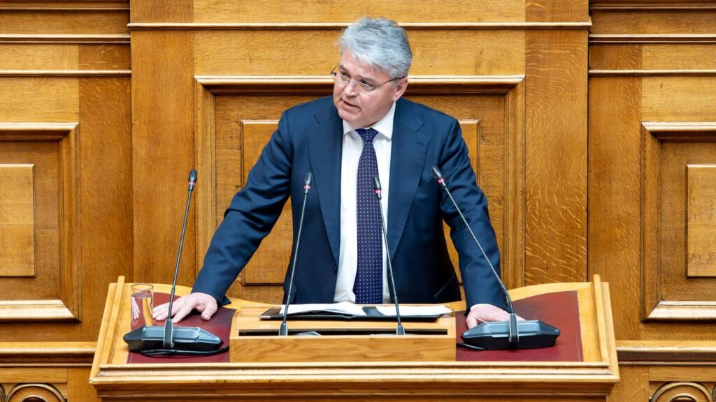 Ο Δημήτρης Νατσιός στη Βουλή καταγγέλλει «κράτος ατιμίας και συγκάλυψης» στη συζήτηση για το κράτος δικαίου