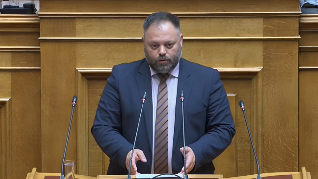 Ο βουλευτής Αχαΐας της ΝΙΚΗ Σπυρίδων Τσιρώνης μιλά στην Ολομέλεια της Βουλής κατά τη συζήτηση για την άρση ασυλίας 13 βουλευτών, ασκώντας έντονη κριτική στην κυβέρνηση