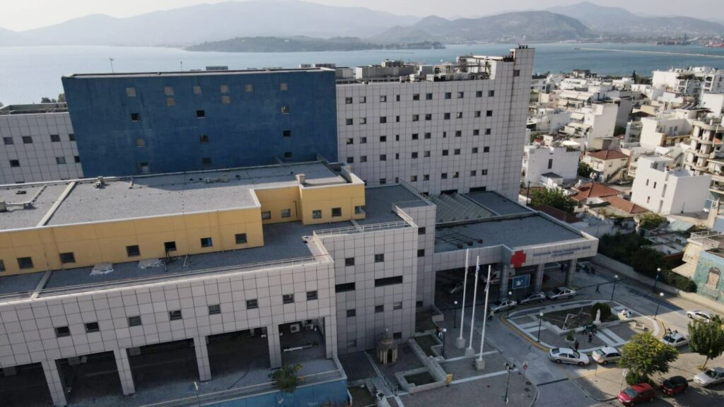 Γραφειοκρατικό μπλόκο σε παιδοψυχιάτρους στο Νοσοκομείο Βόλου – Σε απόγνωση οι οικογένειες Παιδί σε νοσοκομειακό περιβάλλον με φόντο ιατρικό προσωπικό, συμβολίζοντας την ανάγκη παιδοψυχιατρικής κάλυψης στο Γενικό Νοσοκομείο Βόλου