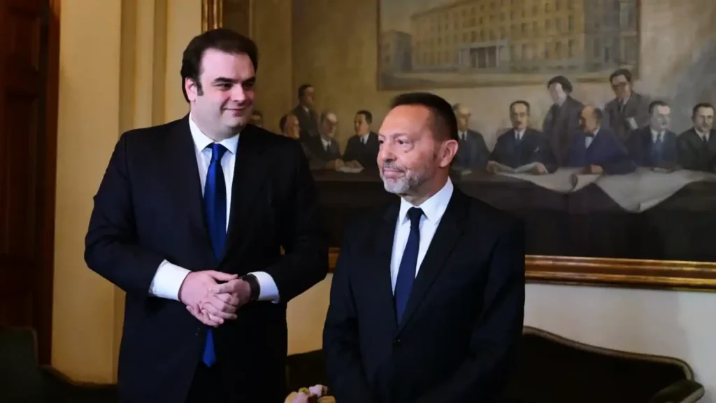 Ο Γιάννης Στουρνάρας και ο Κυριάκος Πιερρακάκης στο επίκεντρο πολιτικής κριτικής της ΝΙΚΗΣ για τον ΦΠΑ, τους έμμεσους φόρους, την ακρίβεια και τα φορολογικά υπερπλεονάσματα