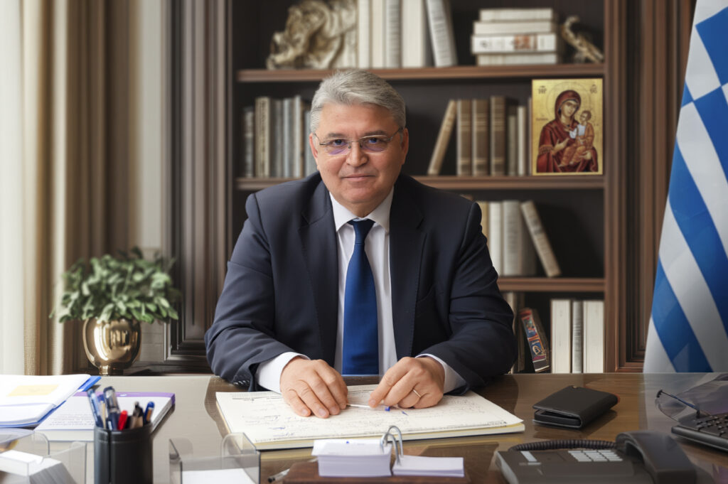 Αυτοψία Δ. Νατσιού στη Διεύθυνση Διαβατηρίων για τις αυθαιρεσίες με τις παλαιές ταυτότητες