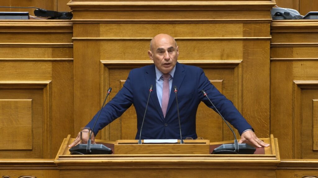 Ο βουλευτής Κατερίνης της ΝΙΚΗΣ, Κομνηνός Δελβερούδης, στην Ολομέλεια της Βουλής κατά την τοποθέτησή του για ζητήματα εθνικής ασφάλειας, μετανάστευσης και δημόσιας τάξης
