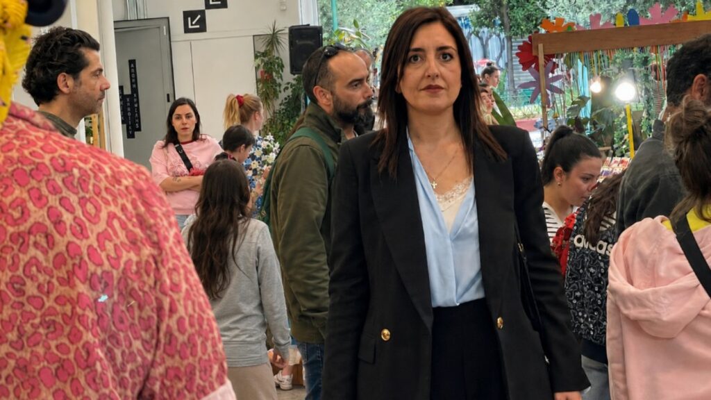 Η Ασπασία Κουρουπάκη στη Δημοτική Αγορά Κυψέλης κατά την επίσκεψή της στο Blooming Kypseli