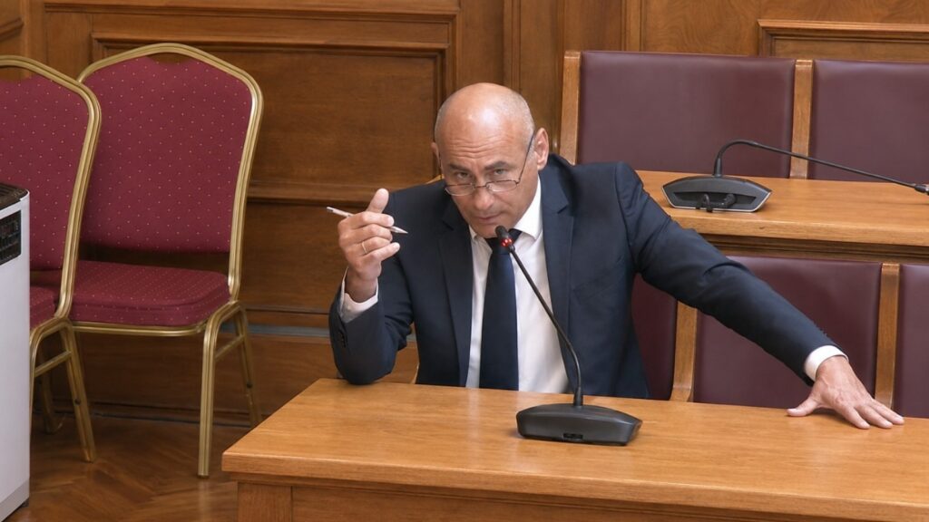 Κ. Δελβερούδης: «Η κυβέρνηση αφήνει τον πρωτογενή τομέα εκτεθειμένο σε ελληνοποιήσεις, ζωονόσους και αθέμιτο ανταγωνισμό» Ο βουλευτής της ΝΙΚΗΣ Κομνηνός Δελβερούδης κατά την παρέμβασή του στη Διακομματική Κοινοβουλευτική Επιτροπή για την ανασυγκρότηση του πρωτογενούς τομέα