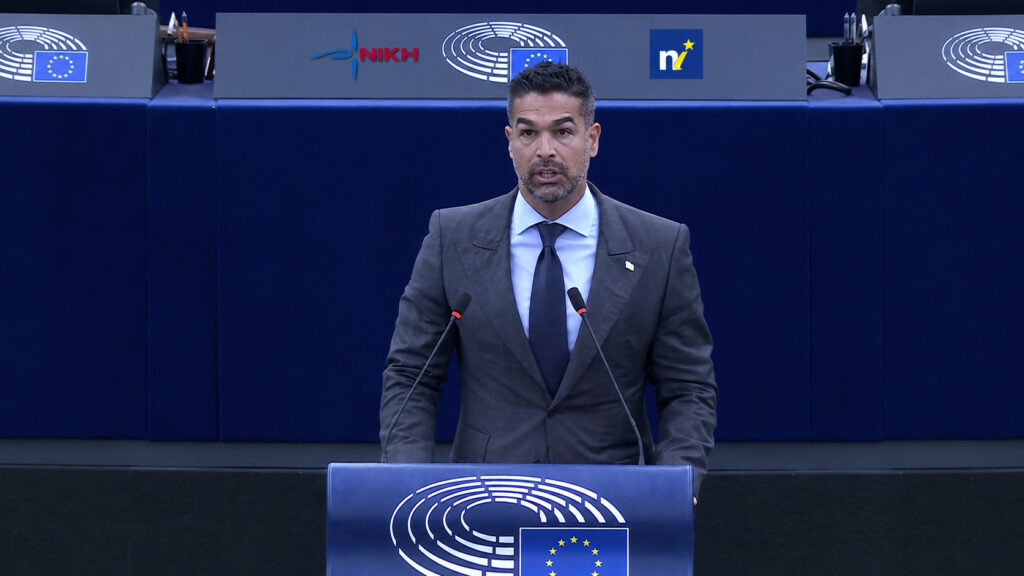 Νίκος Αναδιώτης στο Ευρωκοινοβούλιο: «1 στα 3 παιδιά στην Ελλάδα στερείται βασικά αγαθά» Ο Ευρωβουλευτής της ΝΙΚΗΣ Νίκος Αναδιώτης κατά την ομιλία του στο Ευρωπαϊκό Κοινοβούλιο για τη φτώχεια, την παιδική υλική στέρηση και την ανάγκη κοινωνικής αλληλεγγύης
