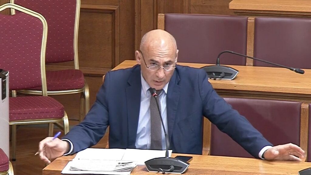 Ο βουλευτής της ΝΙΚΗΣ Κομνηνός Δελβερούδης κατά την τοποθέτησή του στη Διακομματική Επιτροπή για την ενίσχυση του πρωτογενούς τομέα