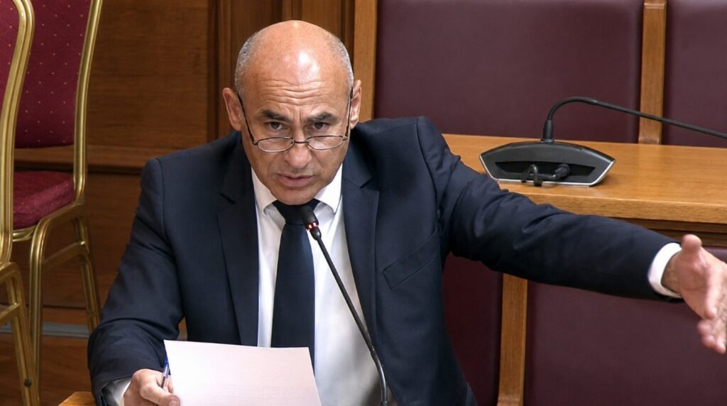 Δελβερούδης: «Ακραία μέτρα τώρα για τους παραγωγούς πριν χαθεί η μάχη της τροφής» Ο βουλευτής Πιερίας της ΝΙΚΗΣ, Κομνηνός Δελβερούδης, κατά την τοποθέτησή του στη Διακομματική Επιτροπή της Βουλής για την ενίσχυση του πρωτογενούς τομέα.