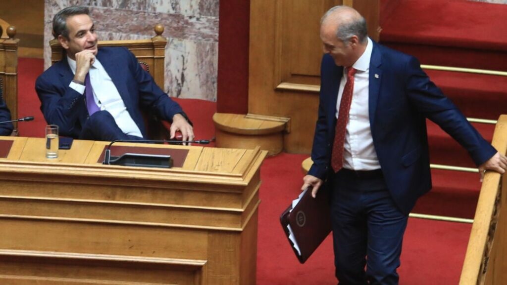 Ελληνική Λύση και Βελόπουλος: Η πολιτική εφεδρεία της Νέας Δημοκρατίας στη δεξιά πολυκατοικία Ο Κυριάκος Βελόπουλος σε πολιτική αντιπαράθεση με φόντο τη Νέα Δημοκρατία και τη δεξιά πολυκατοικία, ενώ η ΝΙΚΗ προβάλλεται ως πολιτική δύναμη αρχών και συνέπειας