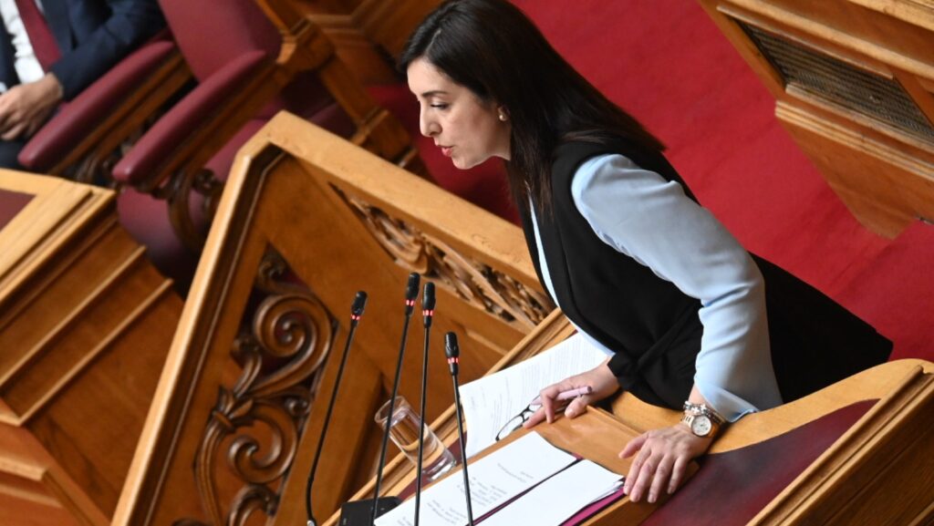 Ασπασία Κουρουπάκη: «Η κυβέρνηση στήνει νέο τηλεοπτικό χάρτη κομμένο και ραμμένο στα μέτρα των ισχυρών» Η βουλευτής της ΝΙΚΗΣ Ασπασία Κουρουπάκη στην Ολομέλεια της Βουλής κατά τη συζήτηση του νομοσχεδίου για την αδειοδότηση της περιφερειακής τηλεόρασης