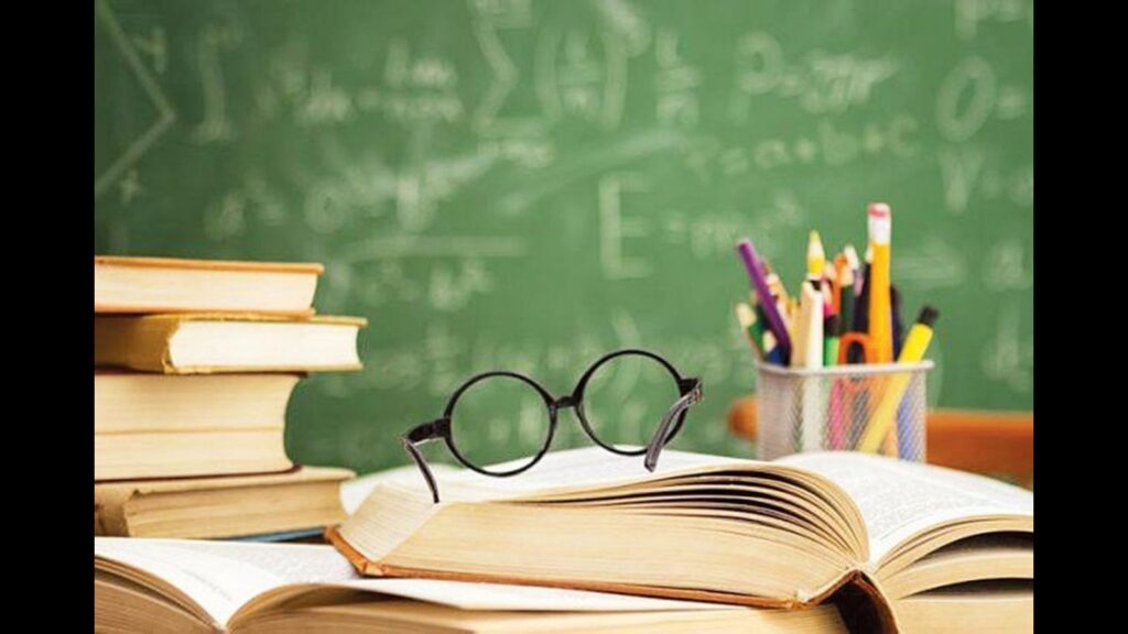 Αναπληρωτές εκπαιδευτικοί σε καλοκαιρινή ομηρία: Η ΝΙΚΗ ζητά άμεση καταβολή του επιδόματος χωρίς κάρτες και περιορισμούς Αναπληρωτές εκπαιδευτικοί σε σχολική αίθουσα, με φόντο θρανία και πίνακα, σε θέμα για την καταβολή του επιδόματος ανεργίας και τη στήριξη της δημόσιας εκπαίδευσης