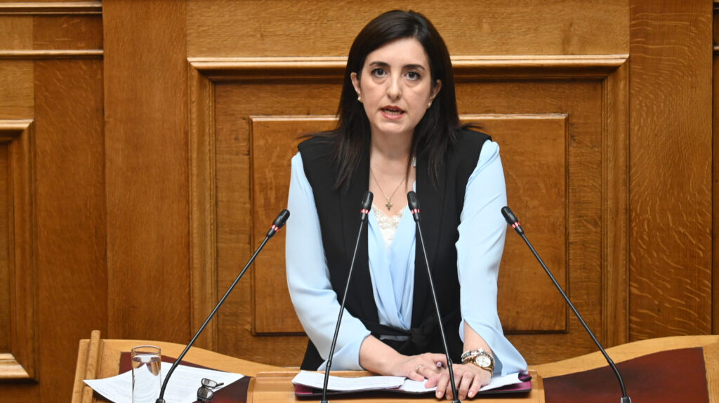 Ασπασία Κουρουπάκη: «Η κυβέρνηση στήνει αδειοδότηση που απειλεί να πνίξει τις πραγματικές φωνές της περιφέρειας» Η βουλευτής Β1 Βόρειου Τομέα Αθηνών της ΝΙΚΗΣ, Ασπασία Κουρουπάκη, μιλά στην Ολομέλεια της Βουλής για το νομοσχέδιο αδειοδότησης της περιφερειακής τηλεόρασης, ασκώντας κριτική σε ρυθμίσεις για την πολυφωνία, τους εργαζομένους, το ΕΣΡ και τη δημόσια χρηματοδότηση των ΜΜΕ