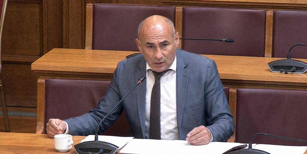 Δελβερούδης: «Αυτονομία στους συνεταιρισμούς και τέλος στα παθογενή γρανάζια που πνίγουν τον πρωτογενή τομέα» Ο βουλευτής Πιερίας της ΝΙΚΗΣ, Κομνηνός Δελβερούδης, κατά την τοποθέτησή του στη Διακομματική Κοινοβουλευτική Επιτροπή για την ενίσχυση του πρωτογενούς τομέα