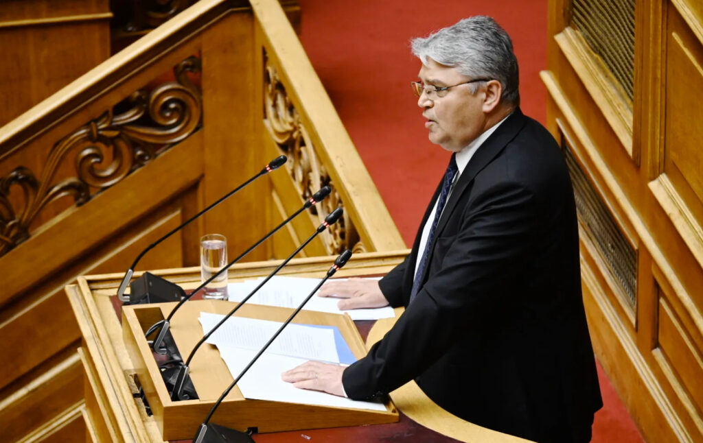 Ο Πρόεδρος της ΝΙΚΗΣ Δημήτρης Νατσιός μιλά στην Ολομέλεια της Βουλής, ασκώντας κριτική στην κυβέρνηση για εθνικά και κοινωνικά ζητήματα