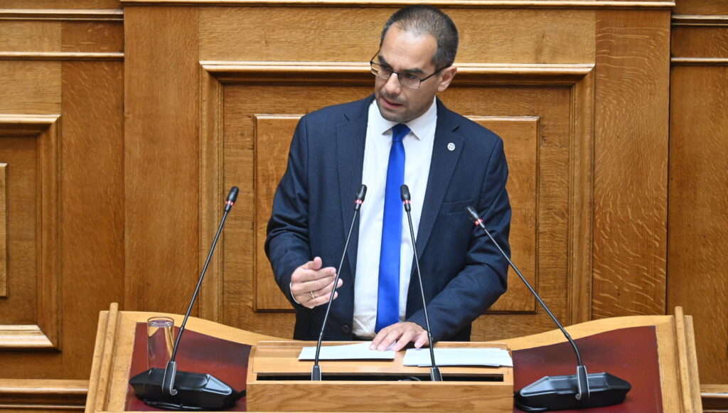 Γιώργος Ρούντας στη Βουλή: «Το Σύμφωνο Μετανάστευσης μετατρέπει την Ελλάδα σε μόνιμη ζώνη εγκλωβισμού» Ο βουλευτής Λαρίσης και αντιπρόεδρος της ΝΙΚΗΣ, Γεώργιος Ρούντας, μιλά στην Ολομέλεια της Βουλής για το Σύμφωνο Μετανάστευσης και Ασύλου