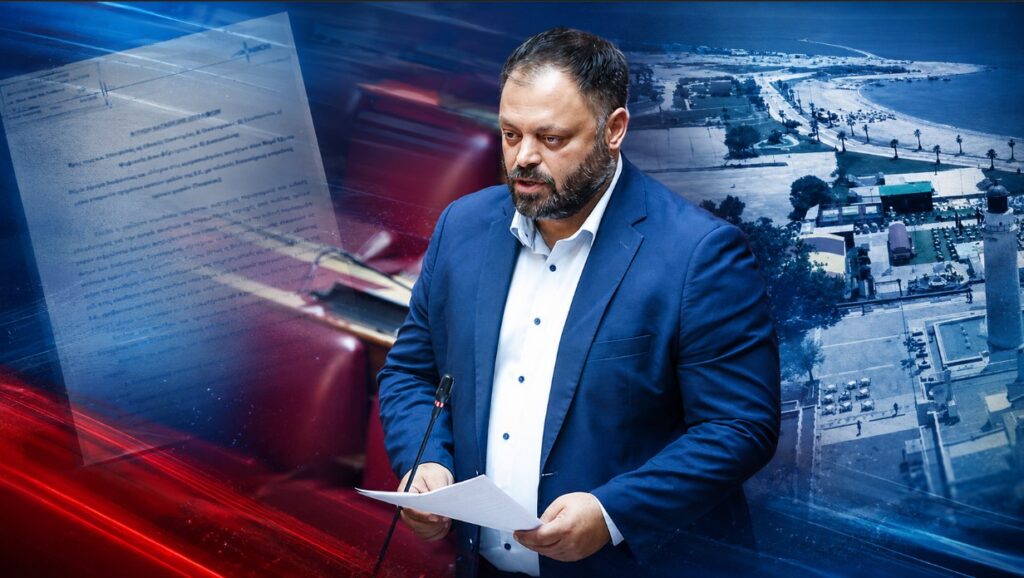 Τσιρώνης: «Ποιοι αγοράζουν γη στον Έβρο πίσω από εταιρείες της Ε.Ε.;» Ο βουλευτής Αχαΐας της ΝΙΚΗΣ Σπυρίδων Τσιρώνης στη Βουλή, με φόντο τον Έβρο και θέμα τη διαφάνεια στις αγοραπωλησίες ακινήτων σε παραμεθόριες περιοχές