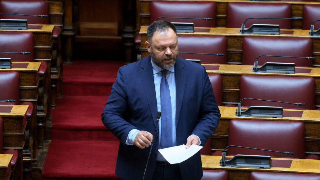 Ο βουλευτής Αχαΐας της ΝΙΚΗΣ, Σπύρος Τσιρώνης, μιλά στην Ολομέλεια της Βουλής για τα Ελληνικά Αμυντικά Συστήματα και ζητά πλήρη διαφάνεια