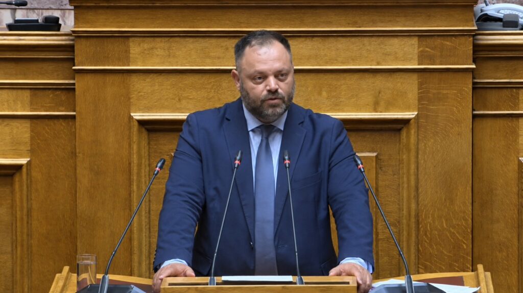 Σπύρος Τσιρώνης: «Η κυβέρνηση παραδίδει την Ελλάδα στους λαθρομετανάστες και στις Βρυξέλλες» Ο βουλευτής Αχαΐας της ΝΙΚΗΣ, Σπύρος Τσιρώνης, μιλά στην Ολομέλεια της Βουλής για το Σύμφωνο Μετανάστευσης και Ασύλου, ασκώντας σκληρή κριτική στην κυβερνητική πολιτική