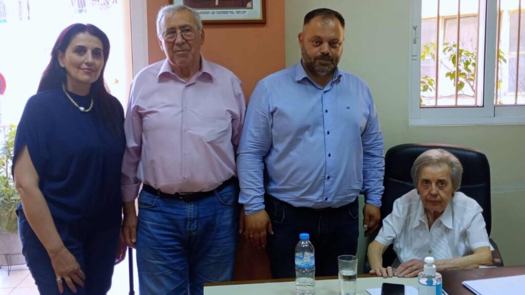 Ο Βουλευτής Αχαΐας της ΝΙΚΗΣ, Σπυρίδων Τσιρώνης, και η επικεφαλής της Θεματικής Ομάδας ΑμεΑ του Κινήματος, Μαρία Χρονοπούλου, κατά την επίσκεψή τους στο Προνοιακό Ίδρυμα ΑμεΑ «Κιβωτός της Αγάπης», όπου συζήτησαν με τη διοίκηση για τα σοβαρά προβλήματα χρηματοδότησης της δομής