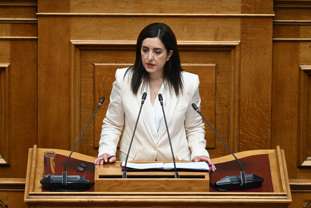 Ασπασία Κουρουπάκη: «Η κυβέρνηση μιλά για ισότητα και φορτώνει εργαζόμενους, οικογένειες και μικρές επιχειρήσεις με νέα βάρη» Η βουλευτής Β1΄ Βόρειου Τομέα Αθηνών της ΝΙΚΗΣ, Ασπασία Κουρουπάκη, μιλά στην Ολομέλεια της Βουλής κατά τη συζήτηση του νομοσχεδίου του Υπουργείου Εργασίας για την ίση αμοιβή ανδρών και γυναικών και τις συνταξιοδοτικές ρυθμίσεις