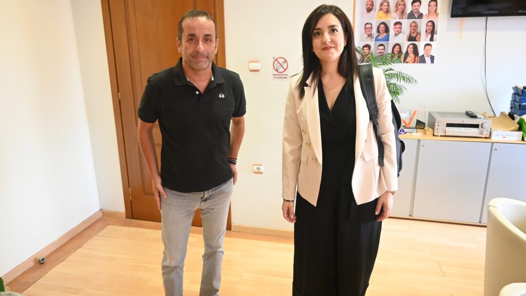 Η βουλευτής της ΝΙΚΗΣ Ασπασία Κουρουπάκη με τον Δήμαρχο Γαλατσίου Γιώργο Μαρκόπουλο κατά τη συνάντηση εργασίας τους