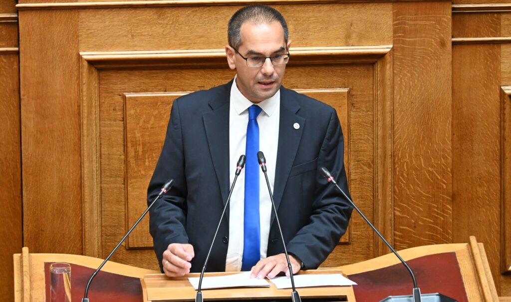 Ρούντας για το νομοσχέδιο των SLAPPs: «Ένας αχταρμάς με απαλό χάδι στους ολιγάρχες και άδεια στο Δημόσιο να μη συμμορφώνεται»
