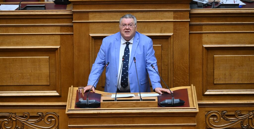 Οικονομόπουλος: «Η κυβέρνηση χαμηλώνει τη φωνή στην Τουρκία και χαρίζει τη Βασιλίτσα με 6.900 ευρώ τον χρόνο» Ο βουλευτής Α΄ Ανατολικής Αττικής της ΝΙΚΗΣ, Τάσος Οικονομόπουλος, μιλά στην Ολομέλεια της Βουλής για την παραχώρηση του Χιονοδρομικού Κέντρου Βασιλίτσας
