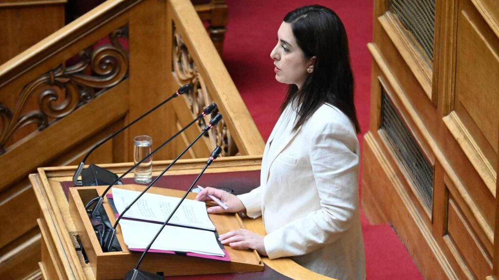 Η Ασπασία Κουρουπάκη στο βήμα της Βουλής κατά τη δευτερολογία της για το νομοσχέδιο του Υπουργείου Εργασίας σχετικά με τη μισθολογική ισότητα και τις συνταξιοδοτικές ρυθμίσεις