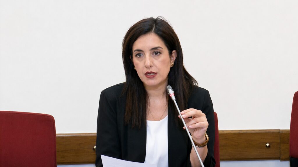 Η βουλευτής της ΝΙΚΗΣ Ασπασία Κουρουπάκη κατά την τοποθέτησή της στη Διαρκή Επιτροπή Κοινωνικών Υποθέσεων για το νομοσχέδιο περί επαγγελματικής ασφάλισης