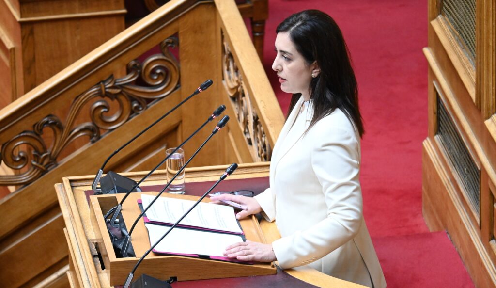 Η βουλευτής της ΝΙΚΗΣ Ασπασία Κουρουπάκη μιλά στην Ολομέλεια της Βουλής κατά τη συζήτηση για την αναθεώρηση άρθρων του Συντάγματος