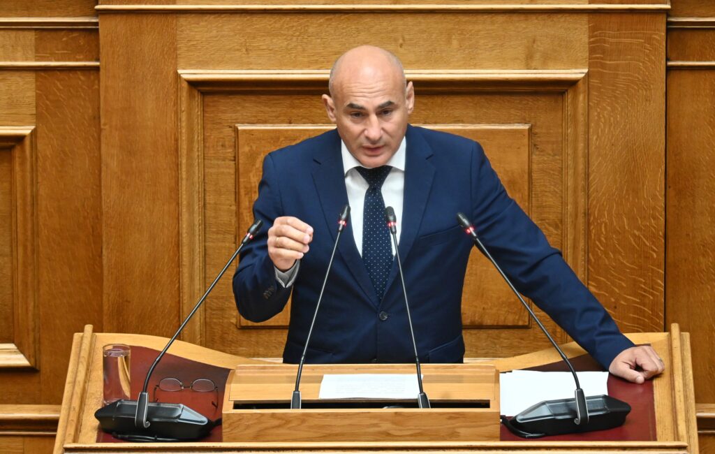 Ο βουλευτής Πιερίας της ΝΙΚΗΣ, Κομνηνός Δελβερούδης, μιλά στην Ολομέλεια της Βουλής και καταγγέλλει τη μεθόδευση για παράδοση της διαχείρισης του νερού σε ιδιώτες