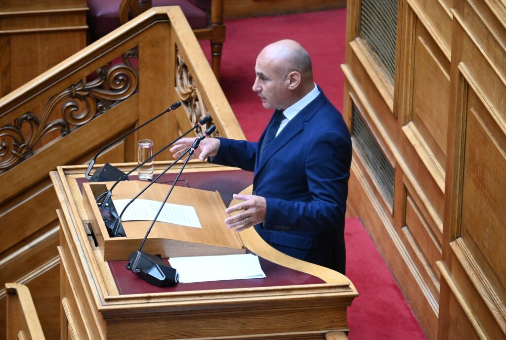Δελβερούδης: «Η κυβέρνηση παραδίδει τον σχεδιασμό των λιμανιών στο Υπερταμείο» Ο βουλευτής Πιερίας της ΝΙΚΗΣ Κομνηνός Δελβερούδης στη Διαρκή Επιτροπή Παραγωγής και Εμπορίου για το νομοσχέδιο των Οργανισμών Λιμένων