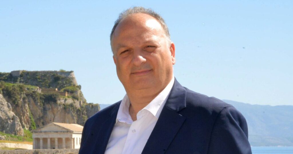 Δημήτρης Μεταλληνός: «Η Ελλάδα κυβερνάται με εντολές πρεσβειών και λογαριασμούς συμφερόντων» Ο Δημήτρης Μεταλληνός μιλά στον Flash 99,4 για την Κύπρο, την εθνική μνήμη, την πολιτική εξάρτηση και το έργο του Κ.Ε.Μ.Ε. «Ευγένιος Τζιμογιάννης»