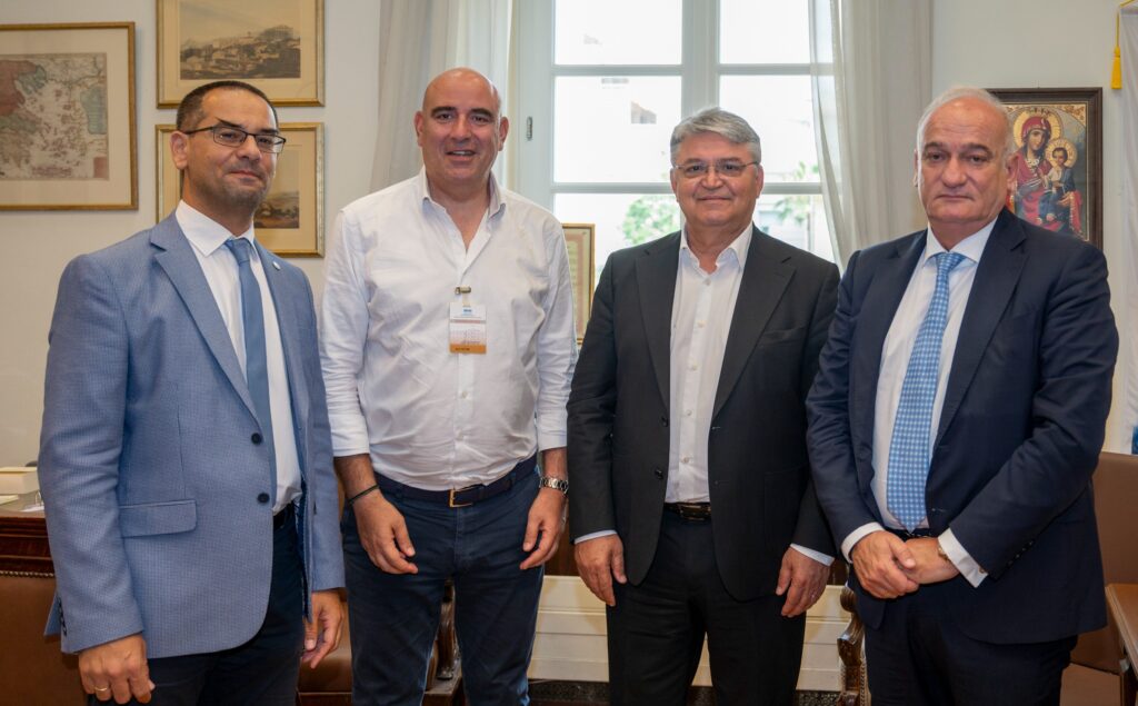 Συνάντηση του Δημήτρη Νατσιού με την ΠΟΕΕΤ για τα οξυμένα προβλήματα των εργαζομένων σε τουρισμό και επισιτισμό Ο Πρόεδρος της ΝΙΚΗΣ Δημήτρης Νατσιός με τους βουλευτές Γεώργιο Ρούντα και Ανδρέα Βορύλλα κατά τη συνάντηση με εκπροσώπους της ΠΟΕΕΤ