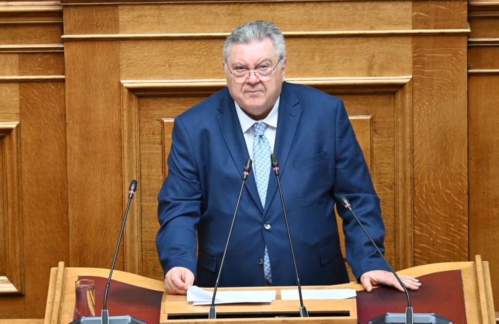 Ο βουλευτής της ΝΙΚΗΣ Τάσος Οικονομόπουλος μιλά στην Ολομέλεια της Βουλής κατά τη συζήτηση για τη συνταγματική αναθεώρηση και καταγγέλλει τις κυβερνητικές προτάσεις της Νέας Δημοκρατίας